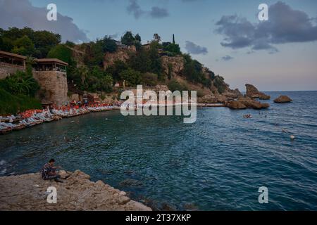 La vieille ville Marina au pied de la vieille ville de Kaleici à Antalya, Turquie. C'était le premier port d'Antalya. il contient une petite plage Banque D'Images