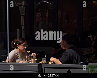 Melbourne Australie / Jeune couple dînant à Puckle Street ; Moonee Ponds.The Melbourne Cafe and Restaurant est en plein essor et Moonee Ponds Cafe Banque D'Images