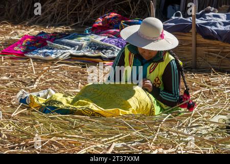 Femme des îles flottantes de la communauté Uros Banque D'Images