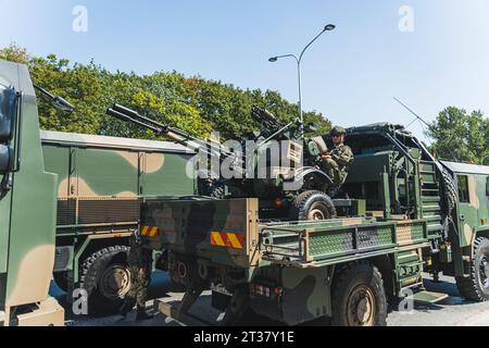 16.08.2023 Varsovie, Pologne. Canon militaire sur un camion pendant un défilé militaire en plein air couvert de peinture de camouflage. Puissance de l'armée. Photo de haute qualité Banque D'Images