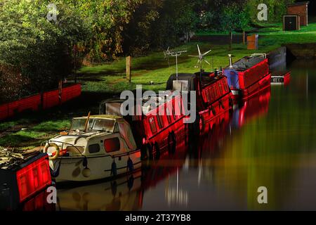 Bateaux de plaisance amarrés dans aire & Calder navigation près de Castleford, West Yorkshire, Royaume-Uni Banque D'Images