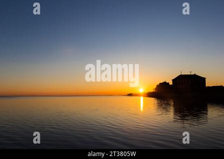 Soleil descendant derrière la digue à Wilhelmshaven, Allemagne Banque D'Images