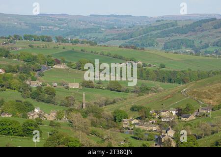 Le village de Dales de Lothersdale avec sa cheminée de moulin et son étang dans le North Yorkshire, Angleterre, Royaume-Uni Banque D'Images