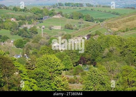 Le village de Dales de Lothersdale avec sa cheminée de moulin et son étang dans le North Yorkshire, Angleterre, Royaume-Uni Banque D'Images