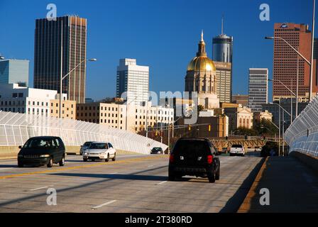 Les voitures font la navette vers le quartier des affaires du centre-ville d'Atlanta, avec le dôme doré du Capitole de l'État de Géorgie se dressant avec la ligne d'horizon Banque D'Images