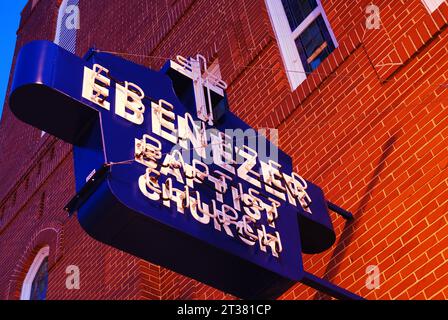 Un panneau est suspendu à la façade de l'église baptiste d'Ebenezer, où Martin Luther King jr a commencé à prêcher à Sweet Auburn, Atlanta, Géorgie Banque D'Images