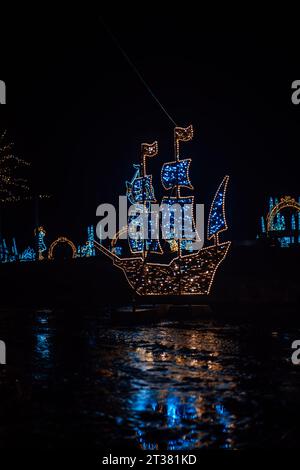 Installations de guirlandes de Noël .navire brillant fait de guirlandes dans l'obscurité.paysage de rue chatoyant sur les rues de nuit.objets de vacances incandescents. Banque D'Images
