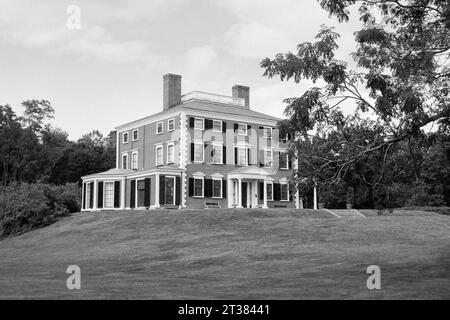 Codman Farm - Lincoln, Massachusetts 2023 - le magnifique domaine historique de Codman se dresse sur une colline avec un couple sur le point d'être marié sur une somme chaude Banque D'Images