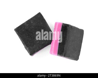 Deux délicieux bonbons à mâcher avec réglisse isolé sur blanc, vue de dessus Banque D'Images