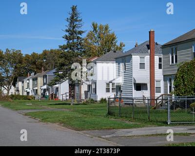 Rue avec une rangée de maisons à claquettes de deux étages Banque D'Images