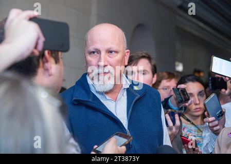 Le représentant des États-Unis Chip Roy Republican du Texas devant une réunion du caucus du GOP pour déclarer une troisième nomination du GOP pour le président de la Chambre dans le Longworth House Office Building, le lundi 23 octobre 2023. Le parti a d'abord nommé le chef de la majorité à la Chambre des États-Unis Steve Scalise républicain de Louisiane, qui a abandonné peu de temps après avoir remporté la nomination en raison d'un manque de soutien. Le représentant des États-Unis Jim Jordan Republican de l'Ohio a remporté la deuxième nomination, mais n'a pas pu obtenir 217 voix à la Chambre après plusieurs tours de scrutin. Neuf candidats sont actuellement en lice Banque D'Images