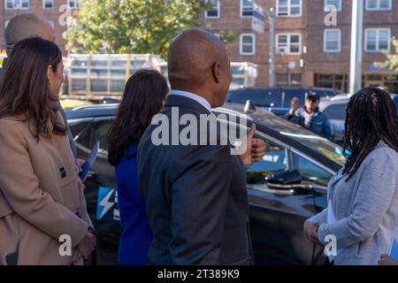 New York, États-Unis. 23 octobre 2023. NEW YORK - New York, OCTOBRE 23 : le maire de New York, Eric Adams, interagit avec un piéton dans les Ravenswood Houses de NYCHA le 23 octobre 2003 dans le quartier Queens de New York. Le maire Adams signe Intro. 279-A, codifiant officiellement l'objectif de la ville de faire passer son parc automobile à tous les véhicules entièrement électriques (ZEV) (zéro émission) d'ici 2038. En outre, la ville installera des abris solaires pour voitures dans les parkings de NYCHA et introduira un programme de partage de véhicules électriques pour le personnel de NYCHA. Crédit : Ron Adar/Alamy Live News Banque D'Images