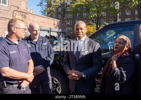 New York, États-Unis. 23 octobre 2023. NEW YORK - New York, OCTOBRE 23 : le maire de New York, Eric Adams, inspecte un véhicule zéro émission de COD dans les maisons Ravenswood de NYCHA le 23 octobre 2003 dans le quartier Queens de New York. Le maire Adams signe Intro. 279-A, codifiant officiellement l'objectif de la ville de faire passer son parc automobile à tous les véhicules entièrement électriques (ZEV) (zéro émission) d'ici 2038. En outre, la ville installera des abris solaires pour voitures dans les parkings de NYCHA et introduira un programme de partage de véhicules électriques pour le personnel de NYCHA. Crédit : Ron Adar/Alamy Live News Banque D'Images