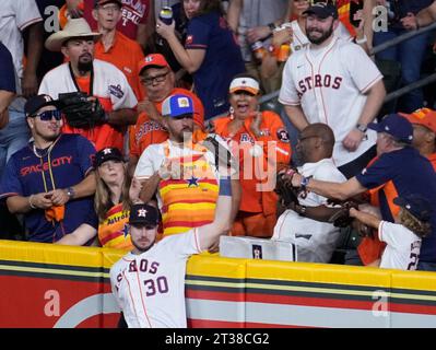 Houston, États-Unis. 23 octobre 2023. Le joueur de terrain droit des Astros de Houston Kyle Tucker vient de manquer un ballon de home run des Texas Rangers Nathaniel Lowe dans la sixième manche du septième match de l’ALCS au minute Maid Park à Houston le lundi 23 octobre 2023. Photo de Kevin M. Cox/UPI crédit : UPI/Alamy Live News Banque D'Images