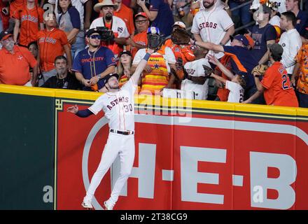 Houston, États-Unis. 23 octobre 2023. Le joueur de terrain droit des Astros de Houston Kyle Tucker vient de manquer un ballon de home run des Texas Rangers Nathaniel Lowe dans la sixième manche du septième match de l’ALCS au minute Maid Park à Houston le lundi 23 octobre 2023. Photo de Kevin M. Cox/UPI crédit : UPI/Alamy Live News Banque D'Images