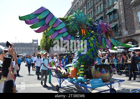 Défilé coloré Alebrijes à Mexico le 2023-10-21. Ces créatures fantastiques sont faites à la main en utilisant une variété de matériaux, comme le bois et le papier Banque D'Images