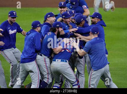 Houston, États-Unis. 23 octobre 2023. Les joueurs des Texas Rangers célèbrent après avoir vaincu les Astros de Houston 11-4 pour gagner l'ALCS et se qualifier pour la série mondiale, au minute Maid Park à Houston le lundi 23 octobre 2023. Photo de Kevin M. Cox/UPI crédit : UPI/Alamy Live News Banque D'Images
