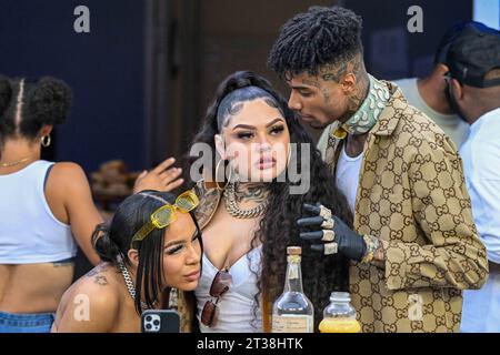 Le rappeur américain Blueface (à droite) et son fiancé Jaidyn Alexis (au centre) assistent à un match de football entre les Rams de Los Angeles et les Steeler de Pittsburgh Banque D'Images