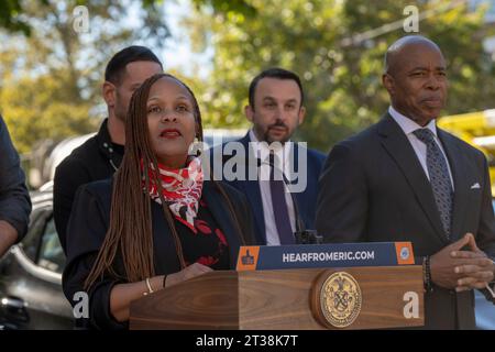 Ministère des Services administratifs à l'échelle de la ville la commissaire Dawn Pinnock prend la parole lors de l'intro. 279-cérémonie de signature d'un projet de loi dans les maisons Ravenswood de NYCHA dans le quartier Queens de New York. Le maire Adams signe Intro. 279-A, codifiant officiellement l'objectif de la ville de faire passer son parc automobile à tous les véhicules entièrement électriques (ZEV) (zéro émission) d'ici 2038. En outre, la ville installera des abris solaires pour voitures dans les parkings de NYCHA et introduira un programme de partage de véhicules électriques pour le personnel de NYCHA. (Photo de Ron Adar/SOPA Images/Sipa USA) Banque D'Images