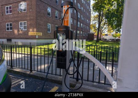 New York, New York, États-Unis. 23 octobre 2023. (NOUVEAU) le maire Adams signe Bill Paving Way pour l'électrification de tous les véhicules du gouvernement municipal. 23 octobre 2023, New York, New York, USA : une station de charge à énergie solaire vue lors de l'intro. 279-Une cérémonie de signature de projet de loi à Ravenswood Houses de NYCHA le 23 octobre 2003 dans le Queens Borough de New York. Le maire Adams signe Intro. 279-A, codifiant officiellement l'objectif de la ville de faire passer son parc automobile à tous les véhicules entièrement électriques (ZEV) (zéro émission) d'ici 2038. En outre, la ville installera des abris solaires au parking NYCHA Banque D'Images