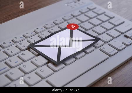 Nouvelle notification par e-mail sur le dessus du clavier. Concept de communication et de technologie Banque D'Images