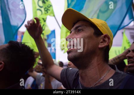 Buenos Aires, Argentine. 22 octobre 2023. Les partisans du péronisme attendent avec impatience les résultats des élections. Crédit : Florencia Martin/dpa/Alamy Live News Banque D'Images