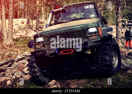 4x4 jeep SUV roule les rochers dans une course hors route en été sur une journée ensoleillée Banque D'Images