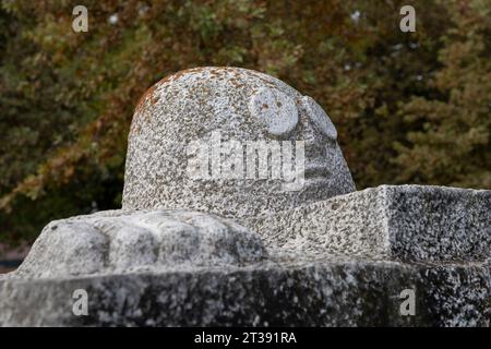 Sculpture anthropomorphe en béton semblable à un poisson placée dans le parc Ada Ciganlija, Belgrade, Serbie Banque D'Images