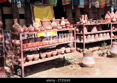 Souvenirs nubiens traditionnels - cruches en argile faites à la main. Poterie maison sur un marché de rue dans un village nubien près d'Assouan, Egypte Banque D'Images