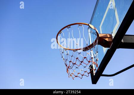 Basket-ball extérieur. Vieux bord de basket-ball sur fond de ciel. Banque D'Images