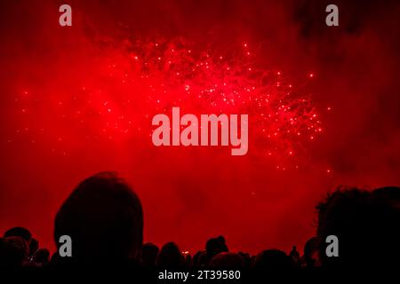 Silhouettait des gens regardant un feu d'artifice à Lewes, East Sussex Banque D'Images