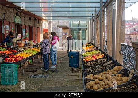 SANTIAGO DE COMPOSTELLE, 6 octobre 2023 : Mercado de Abastos de Santiago est le marché central couvert de Santiago Banque D'Images