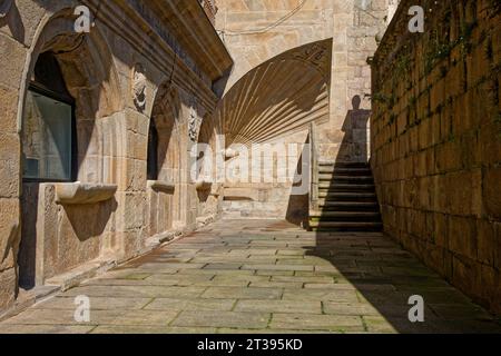 SANTIAGO DE COMPOSTELLE, 6 octobre 2023 : coquille Saint-Jacques sculptée sur un escalier latéral du côté sud de la cathédrale de Santiago comme symbole de sa Banque D'Images