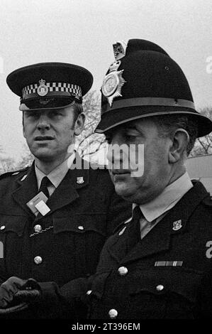 Des policiers assistent à un problème avec des manifestants ou des voyageurs pendant le nettoyage des bidonvilles et la démolition de St ann's, Nottingham. 1969-1972 Banque D'Images