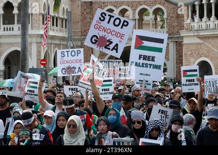 Kuala Lumpur, Malaisie. 22 octobre 2023. Les manifestants brandissent des pancartes exprimant leur opinion lors d'un rassemblement pacifique en solidarité avec le peuple palestinien. Le rassemblement pacifique sur le thème "liberté pour la Palestine" est destiné à appeler à la fin du conflit israélo-palestinien. (Photo de Wong Fok Loy/SOPA Images/Sipa USA) crédit : SIPA USA/Alamy Live News Banque D'Images