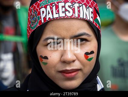 Kuala Lumpur, Malaisie. 22 octobre 2023. Une femme musulmane porte un bandeau avec un drapeau palestinien peint sur son visage lors d'un rassemblement pacifique en solidarité avec le peuple palestinien. Le rassemblement pacifique sur le thème ''liberté pour la Palestine'' est destiné à appeler à la fin du conflit israélo-palestinien. (Image de crédit : © Wong Fok Loy/SOPA Images via ZUMA Press Wire) USAGE ÉDITORIAL SEULEMENT! Non destiné à UN USAGE commercial ! Banque D'Images