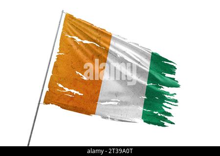 Drapeau déchiré de la Côte d'Ivoire sur fond transparent. Banque D'Images