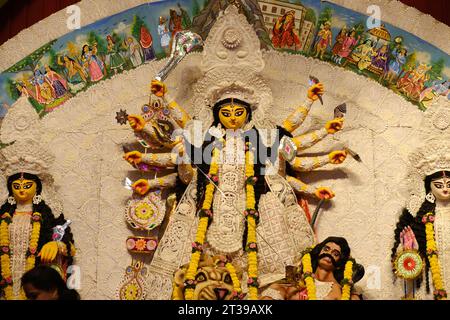 Pune, Inde le 23 octobre 2023, Durga Puja est l'un des festivals les plus célèbres, Special Navratri Celebration of Maa Durga lors d'un salut indien populaire Banque D'Images