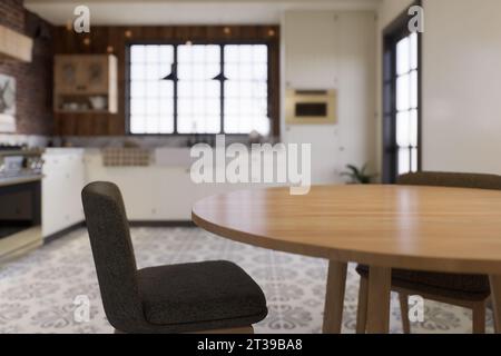 Cuisine avec un accent sur la surface de la table de cuisine avec un fond flou - un endroit pour placer les produits. Banque D'Images