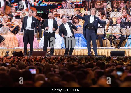 Le célèbre violoniste André Rieu, avec l'Orchestre Johann Strauss, donne une série de concerts à Cluj-Napoca. Cluj-Napoca, mardi, février Banque D'Images