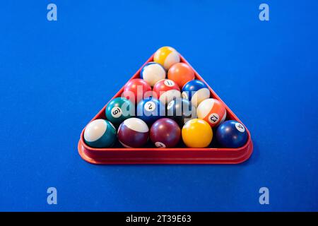 Angle élevé de pyramide colorée de boules de billard dans le triangle de billard sur la table de billard bleue Banque D'Images