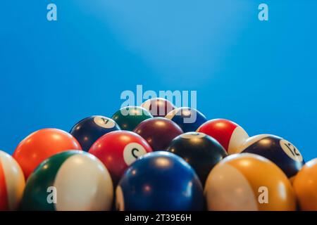 Gros plan de la pyramide colorée de récolte de boules de billard sur la table de billard bleue Banque D'Images
