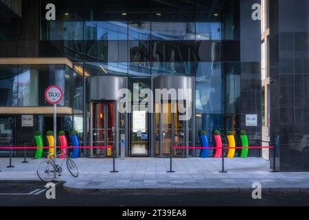 Dublin, Irlande, 10 octobre 2020 entrée principale du siège social de Google à Dublin avec des pots de fleurs de marque de couleur des deux côtés des portes tournantes Banque D'Images