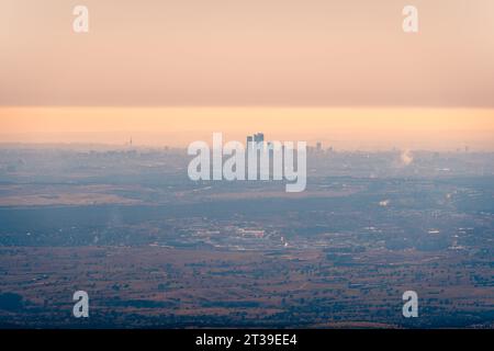 Vue sur les gratte-ciel de Madrid au coucher du soleil depuis la colline de San Pedro Banque D'Images