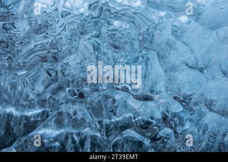 Gros plan d'un morceau de glace sur la plage de diamants à Jokulsarlon en Islande Banque D'Images