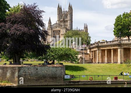 Bath Abbey & Parade Gardens à Bath, Somerset, Angleterre. Banque D'Images