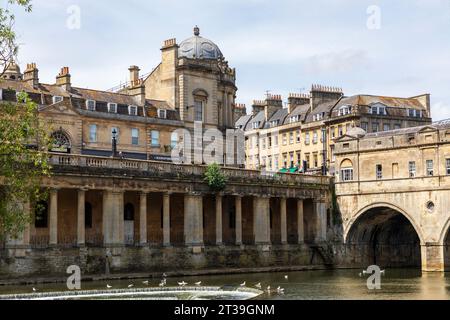 Pulteney Bridge & Weir, Bath, Somerset, Angleterre. Banque D'Images