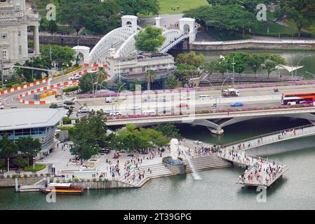 Non exclusive : les gens se rassemblent autour du Merlion.Singapour, Asie du Sud-est. Juin 2023. (Photo de Javier Vicencio / Eyepix Group) Banque D'Images