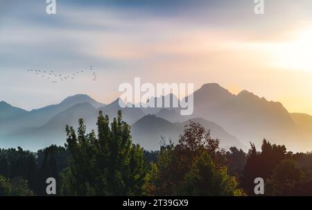 Montagnes brumeuses à Antalya au coucher du soleil photographiées avec la technique d'exposition longue Banque D'Images