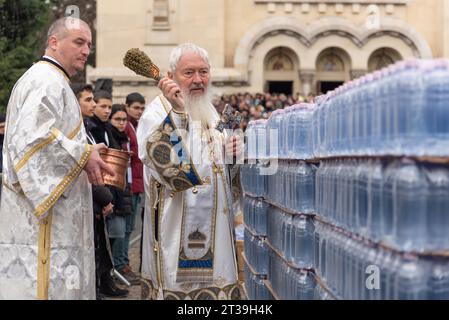 Des centaines de croyants ont participé avec IPS Andrei à la célébration de l'Epiphanie Banque D'Images